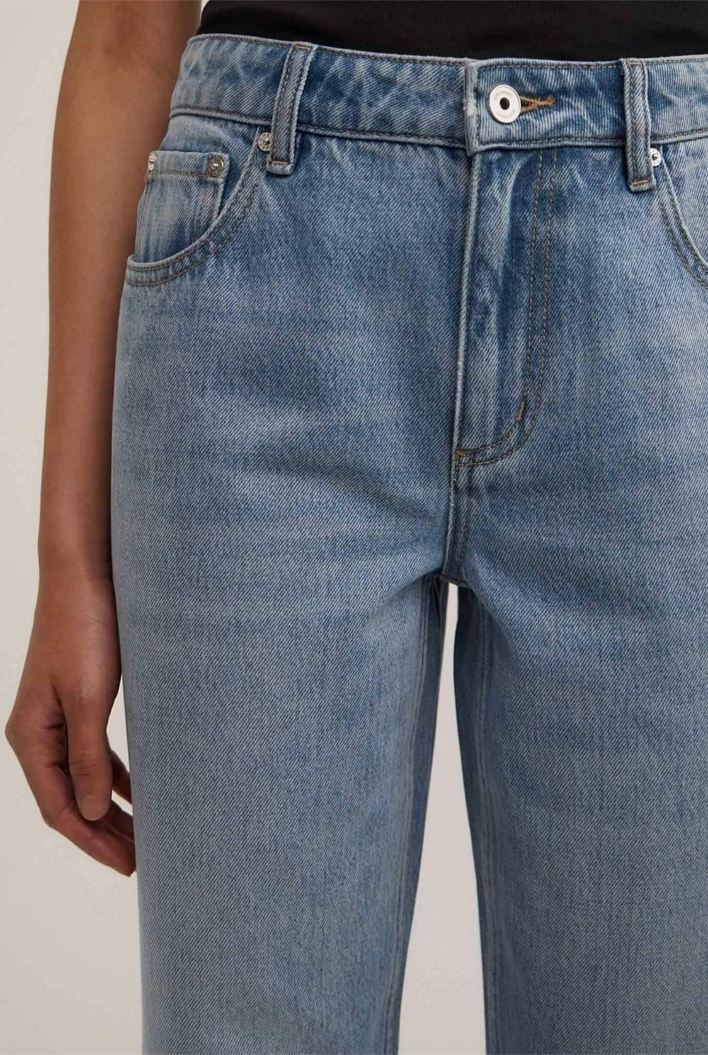 Mid Rise Cropped Jeans