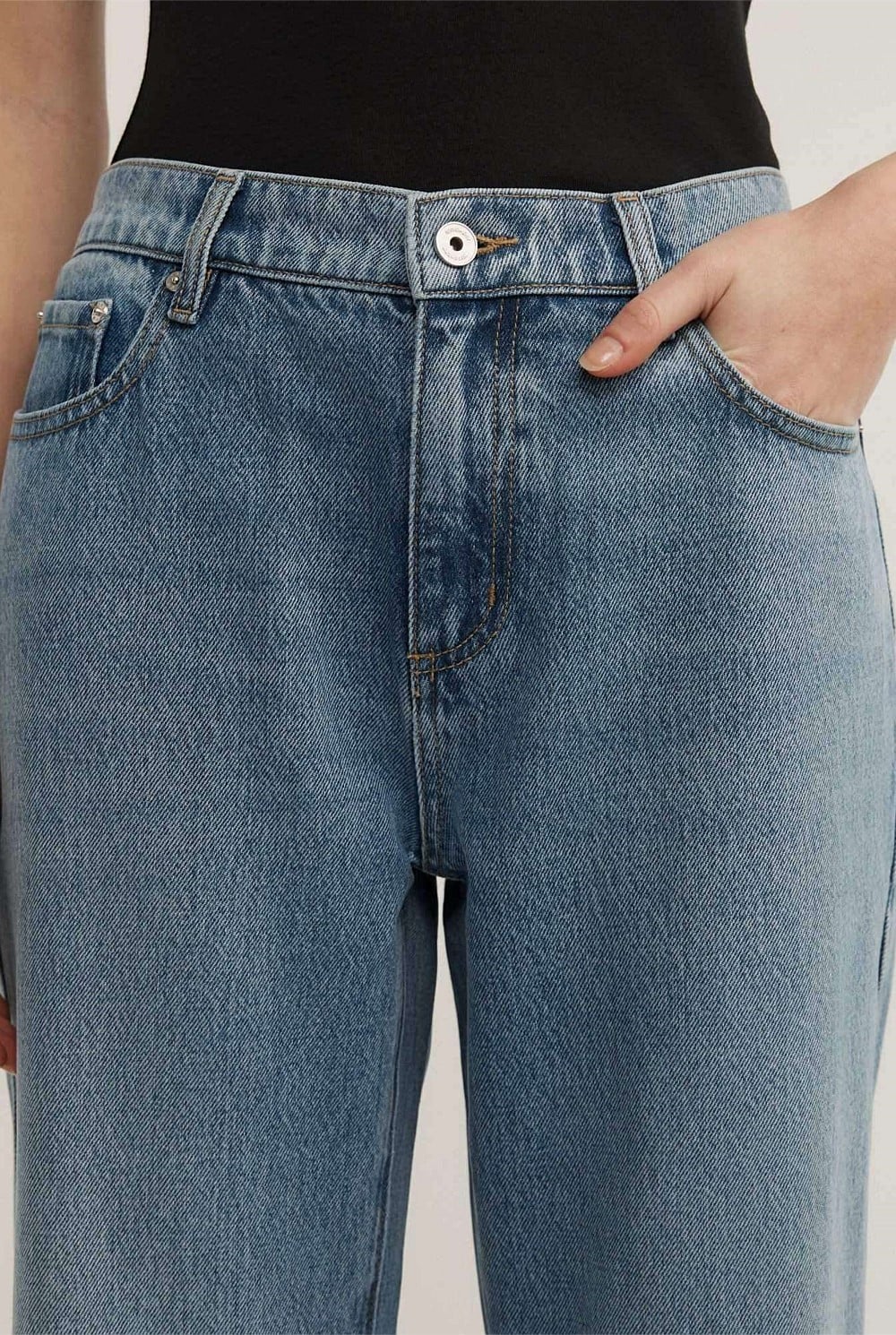Mid Rise Relaxed Jeans